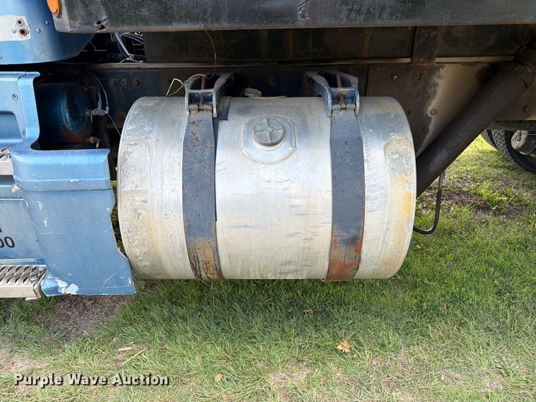 image for item EW4788 1987 Peterbilt 567 grain truck