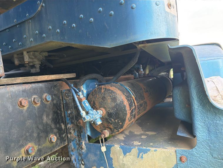 image for item EW4788 1987 Peterbilt 567 grain truck