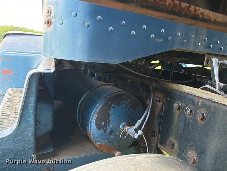 image for item EW4788 1987 Peterbilt 567 grain truck