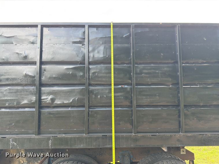 image for item EW4788 1987 Peterbilt 567 grain truck