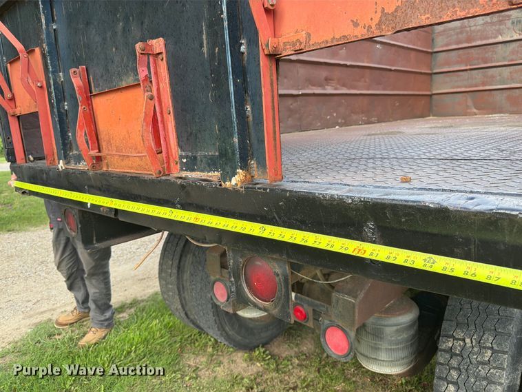 image for item EW4788 1987 Peterbilt 567 grain truck