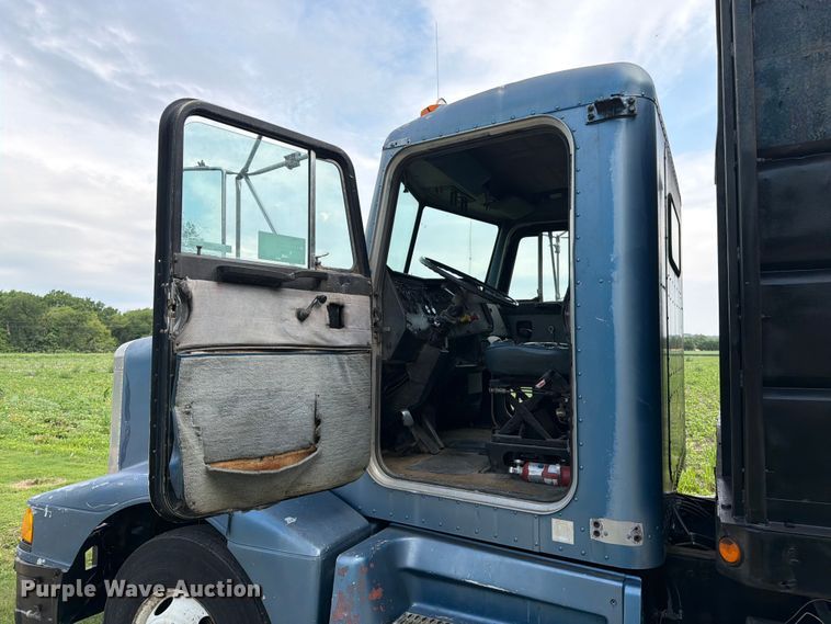 image for item EW4788 1987 Peterbilt 567 grain truck