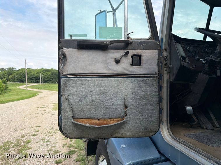 image for item EW4788 1987 Peterbilt 567 grain truck