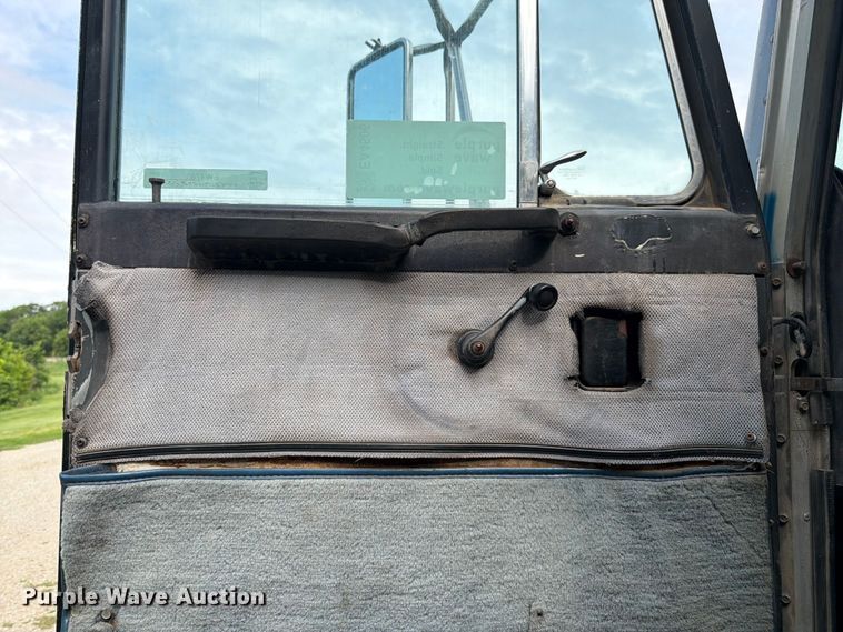 image for item EW4788 1987 Peterbilt 567 grain truck