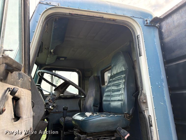 image for item EW4788 1987 Peterbilt 567 grain truck