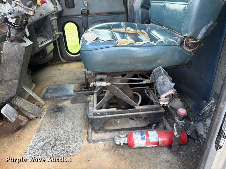 image for item EW4788 1987 Peterbilt 567 grain truck