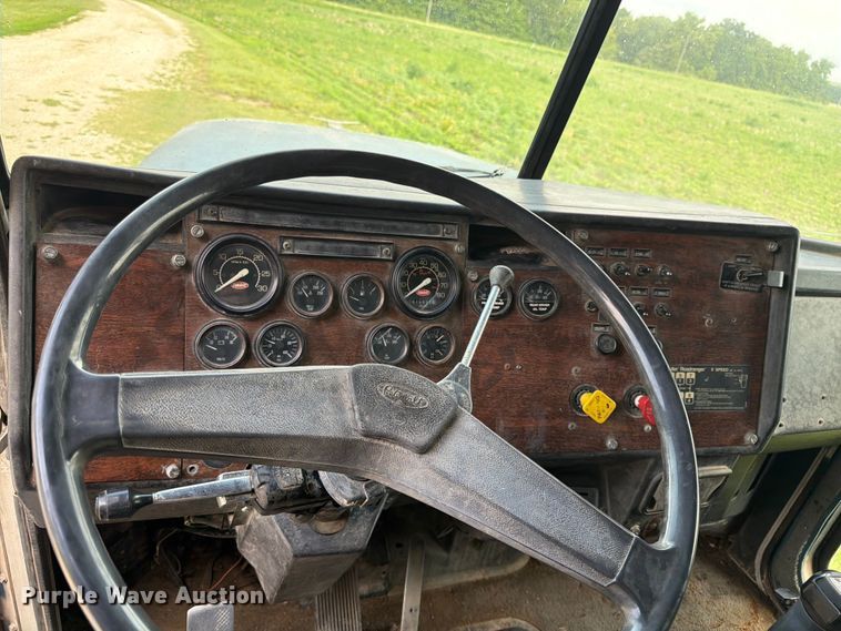 image for item EW4788 1987 Peterbilt 567 grain truck