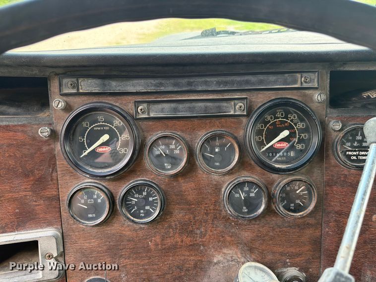 image for item EW4788 1987 Peterbilt 567 grain truck