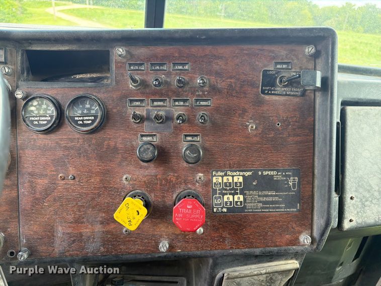 image for item EW4788 1987 Peterbilt 567 grain truck