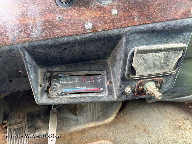 image for item EW4788 1987 Peterbilt 567 grain truck