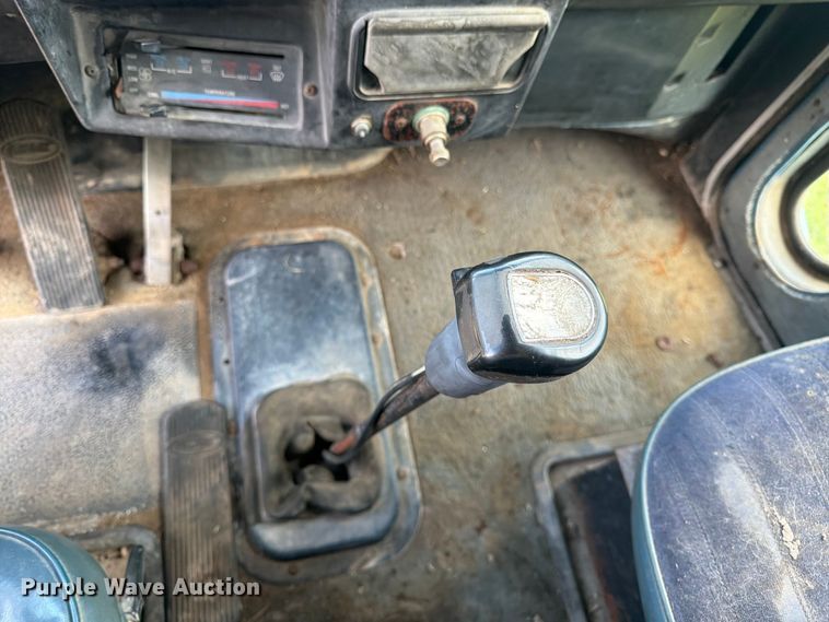 image for item EW4788 1987 Peterbilt 567 grain truck