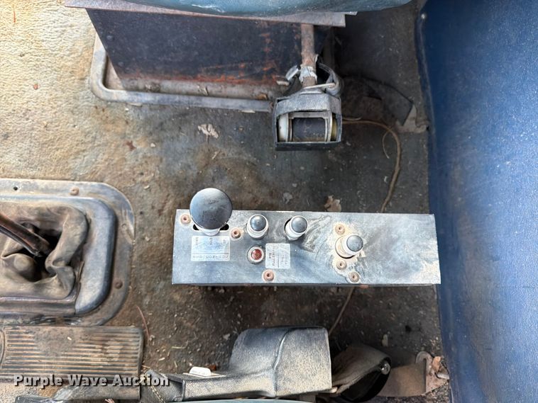 image for item EW4788 1987 Peterbilt 567 grain truck