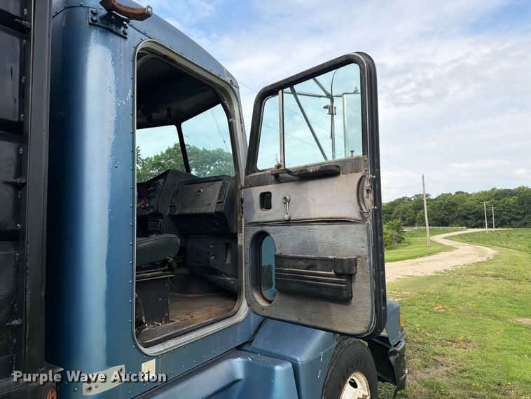 image for item EW4788 1987 Peterbilt 567 grain truck