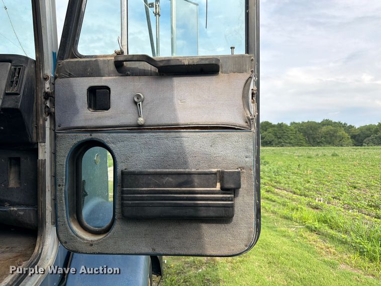 image for item EW4788 1987 Peterbilt 567 grain truck