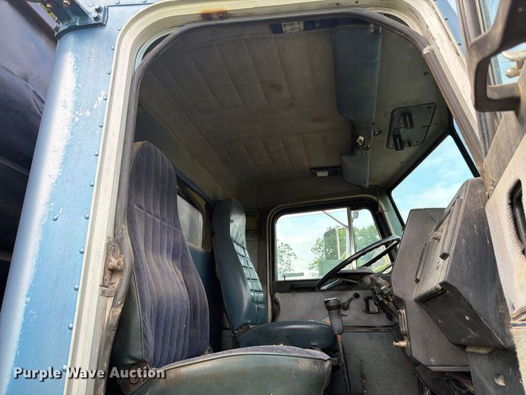 image for item EW4788 1987 Peterbilt 567 grain truck