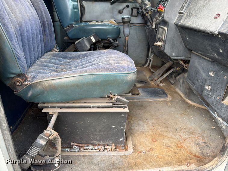image for item EW4788 1987 Peterbilt 567 grain truck