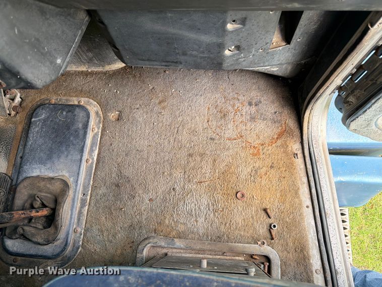 image for item EW4788 1987 Peterbilt 567 grain truck