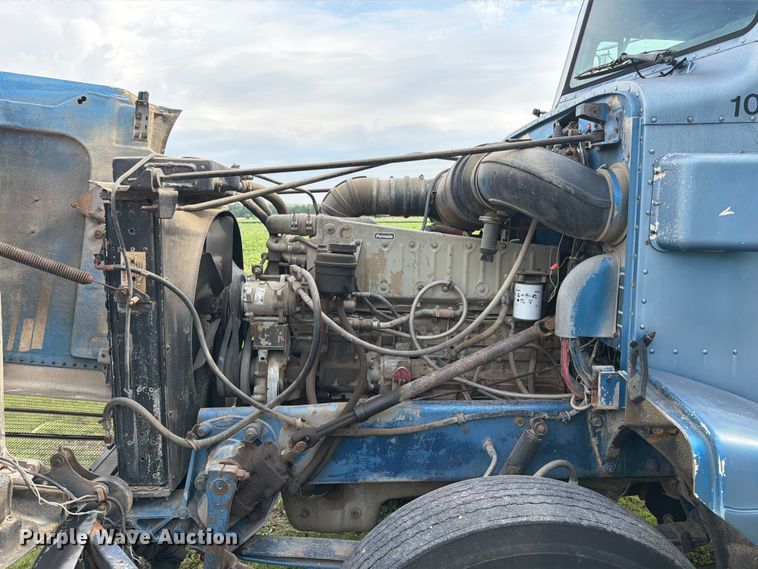 image for item EW4788 1987 Peterbilt 567 grain truck