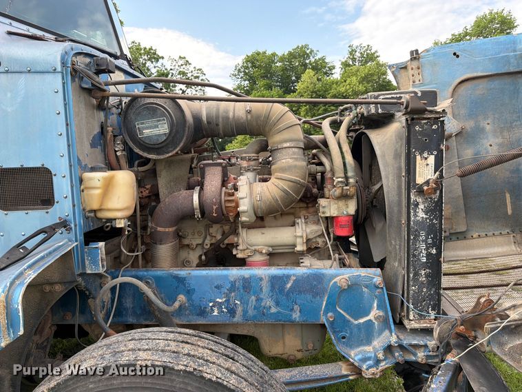 image for item EW4788 1987 Peterbilt 567 grain truck