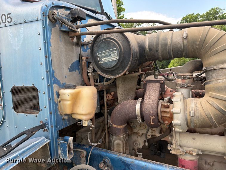 image for item EW4788 1987 Peterbilt 567 grain truck