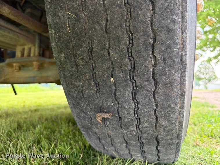 image for item EW4788 1987 Peterbilt 567 grain truck