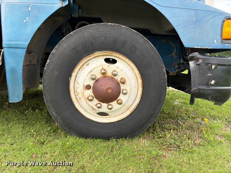 image for item EW4788 1987 Peterbilt 567 grain truck
