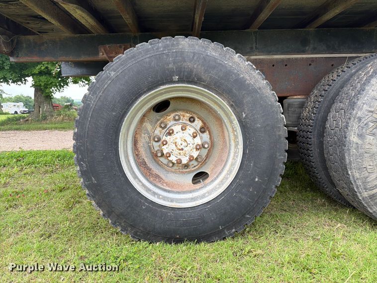 image for item EW4788 1987 Peterbilt 567 grain truck