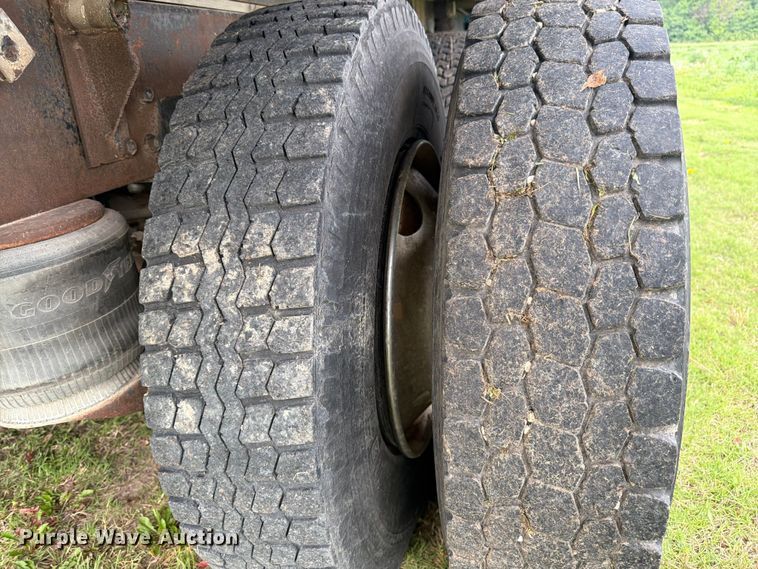 image for item EW4788 1987 Peterbilt 567 grain truck