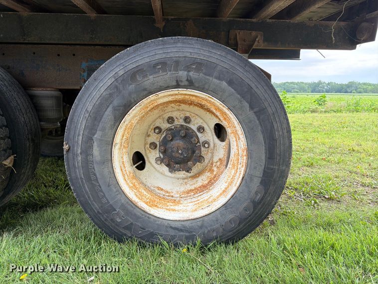 image for item EW4788 1987 Peterbilt 567 grain truck