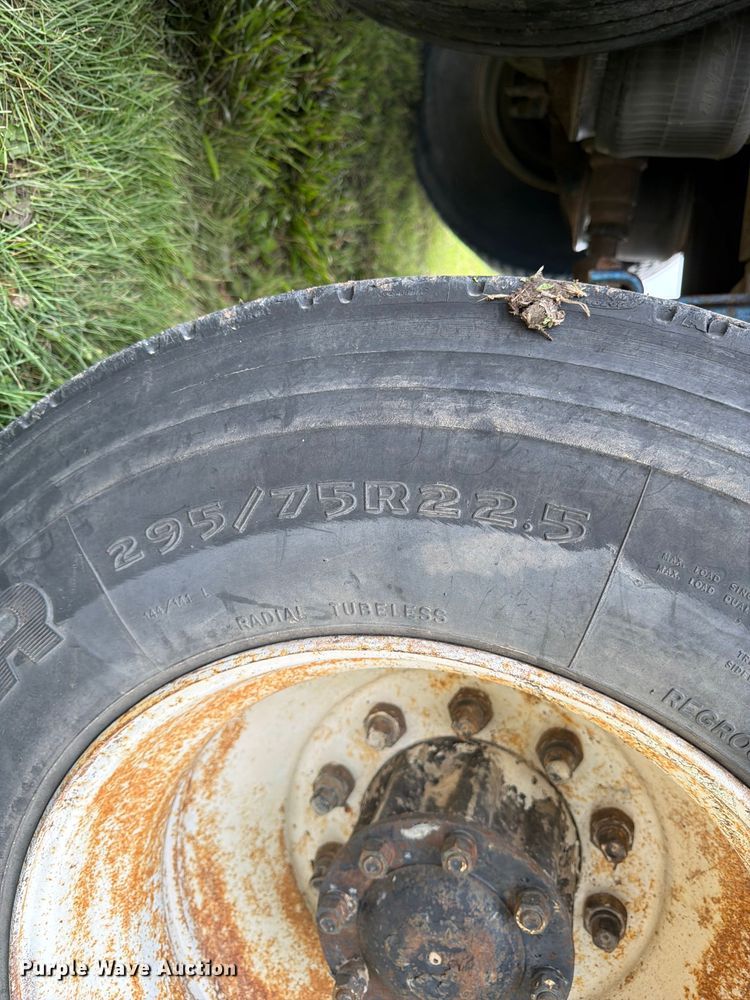 image for item EW4788 1987 Peterbilt 567 grain truck