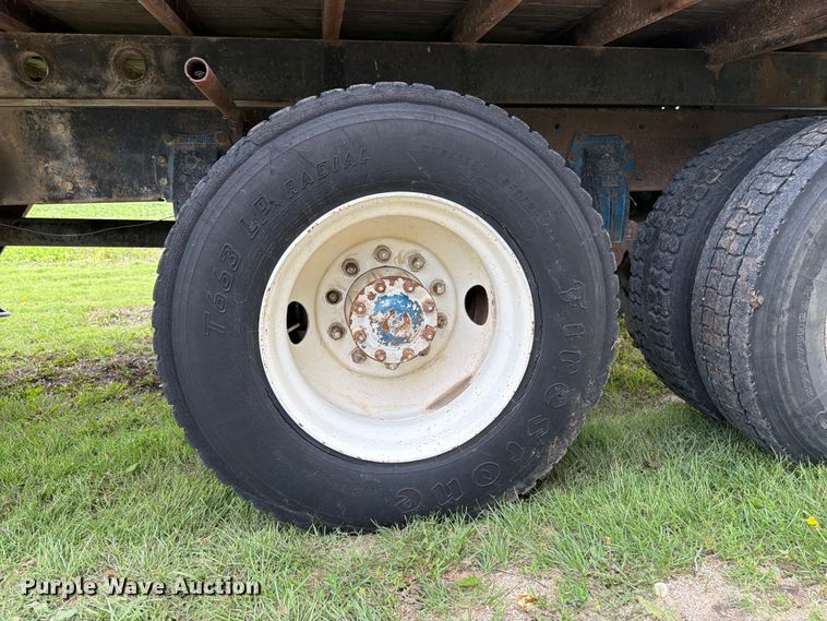 image for item EW4788 1987 Peterbilt 567 grain truck