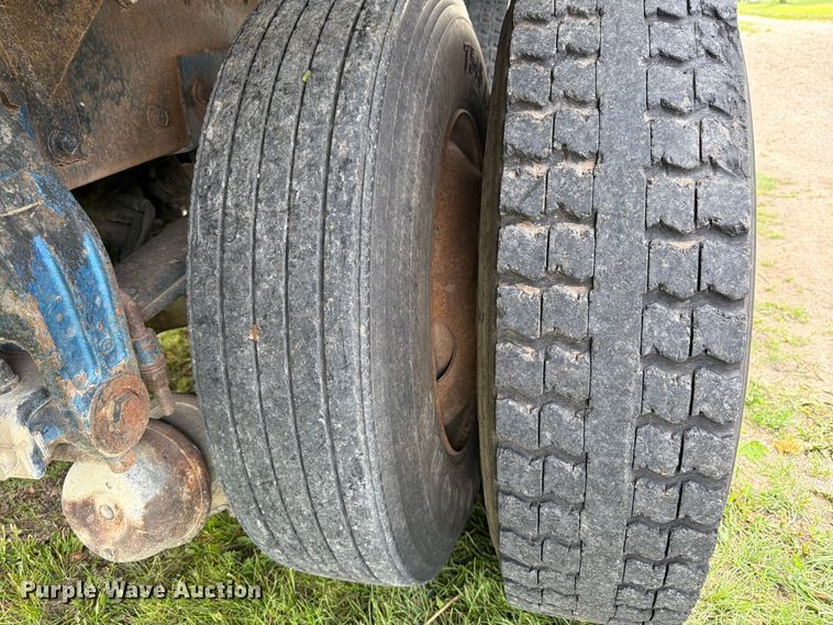 image for item EW4788 1987 Peterbilt 567 grain truck