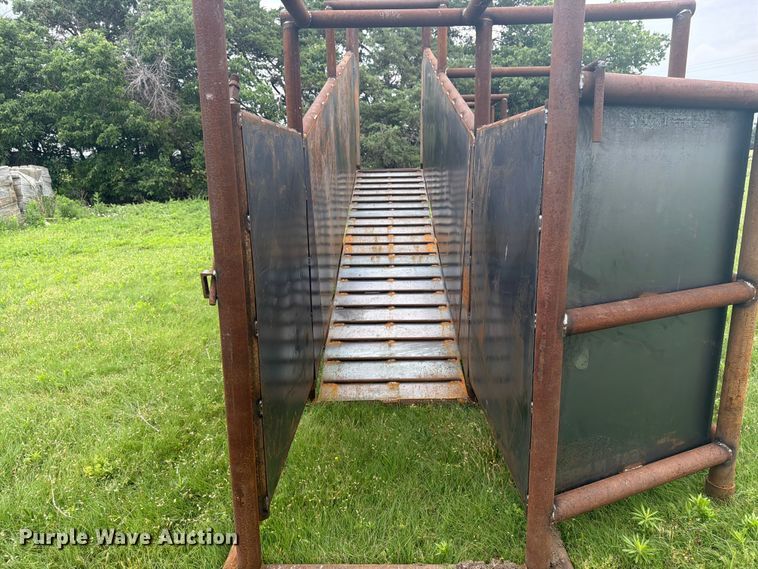 image for item EW4790 Shop built livestock loading chute