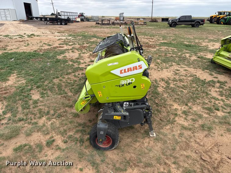 image for item FB6749 Claas 380 pickup head