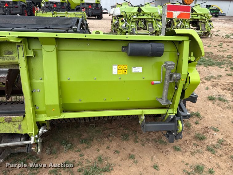 image for item FB6749 Claas 380 pickup head