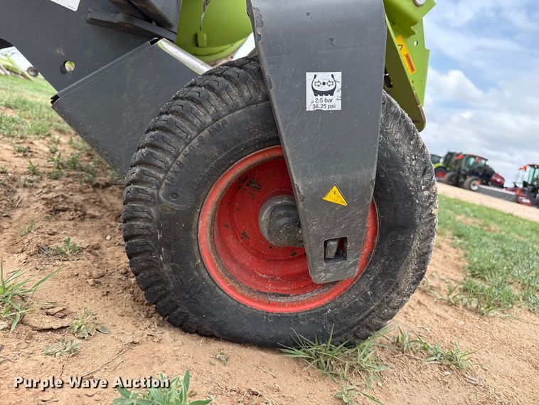 image for item FB6749 Claas 380 pickup head