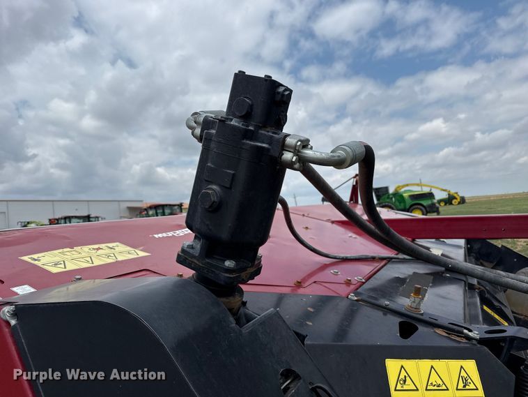 image for item FB6754 2022 Macdon M1240 swather / windrower
