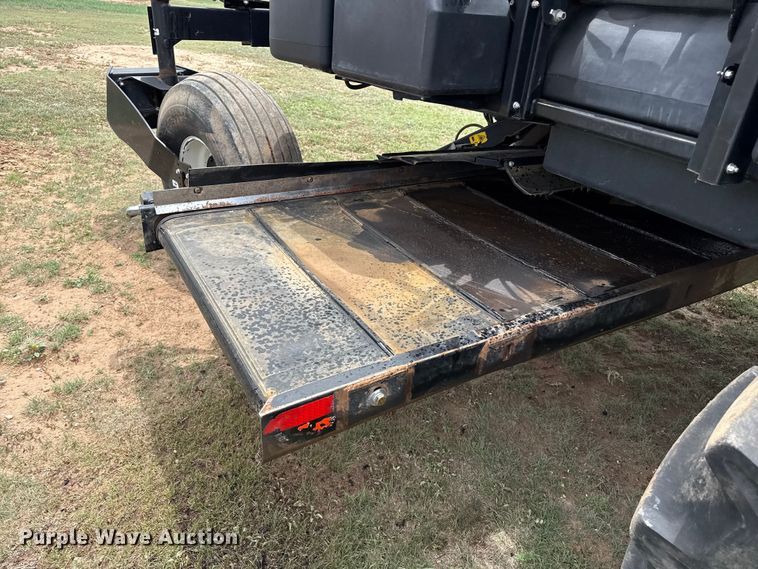 image for item FB6754 2022 Macdon M1240 swather / windrower
