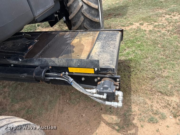 image for item FB6754 2022 Macdon M1240 swather / windrower