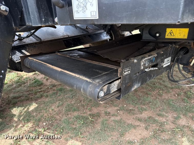 image for item FB6754 2022 Macdon M1240 swather / windrower