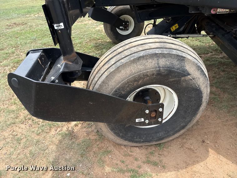 image for item FB6754 2022 Macdon M1240 swather / windrower