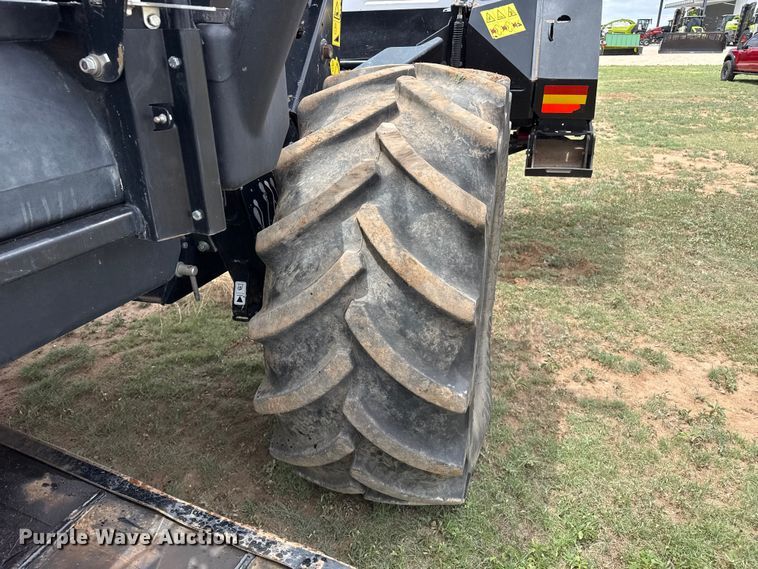 image for item FB6754 2022 Macdon M1240 swather / windrower