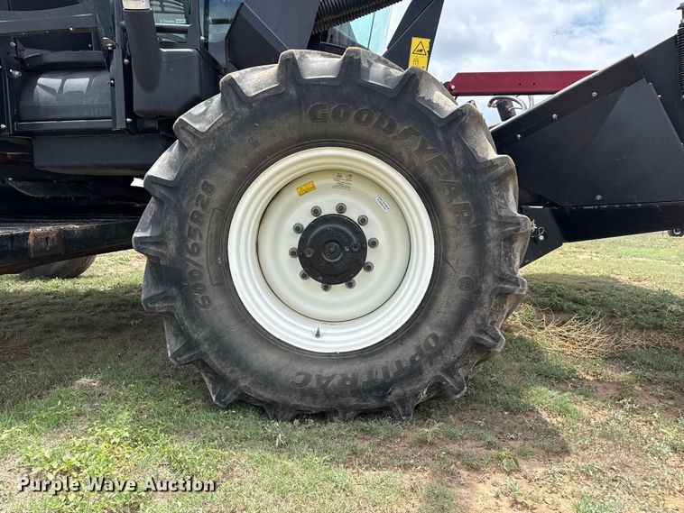 image for item FB6754 2022 Macdon M1240 swather / windrower