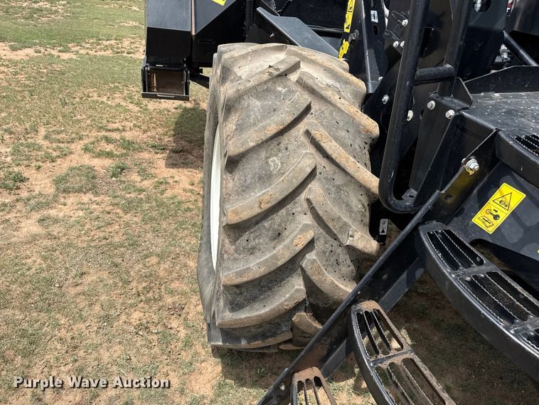 image for item FB6754 2022 Macdon M1240 swather / windrower