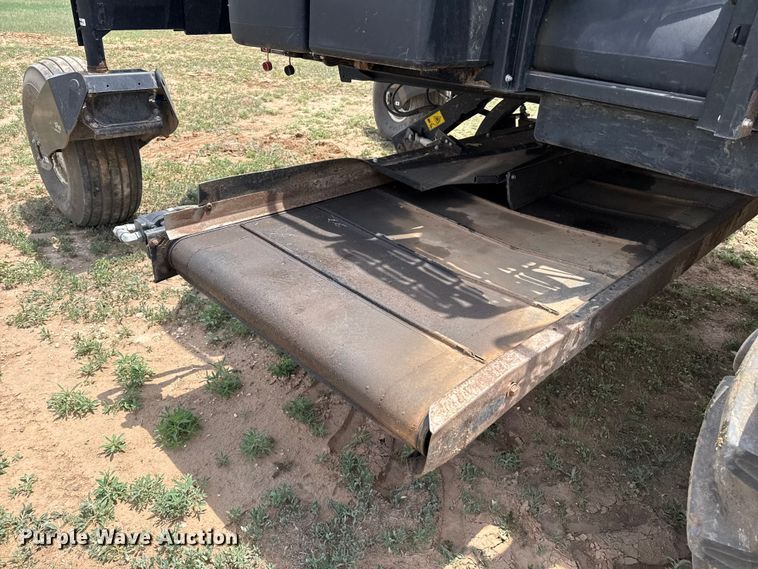 image for item FB6755 2022 Macdon M1240 swather / windrower
