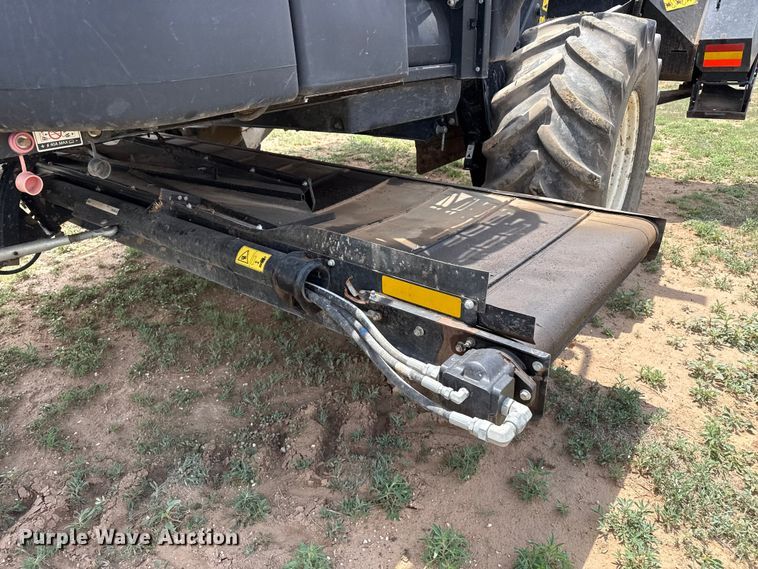 image for item FB6755 2022 Macdon M1240 swather / windrower