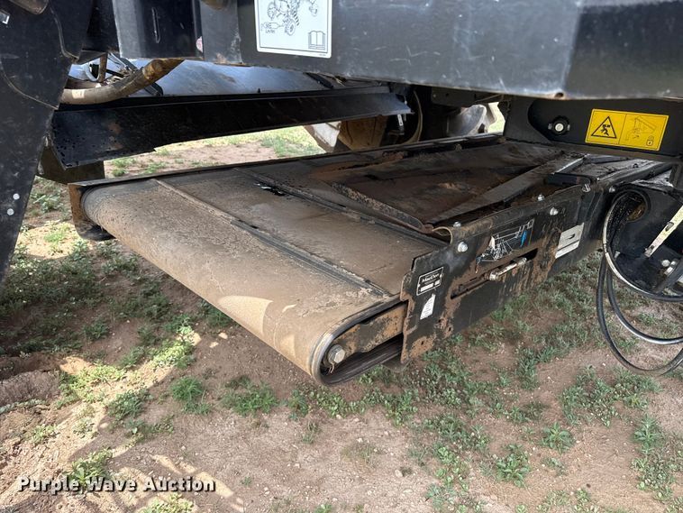 image for item FB6755 2022 Macdon M1240 swather / windrower