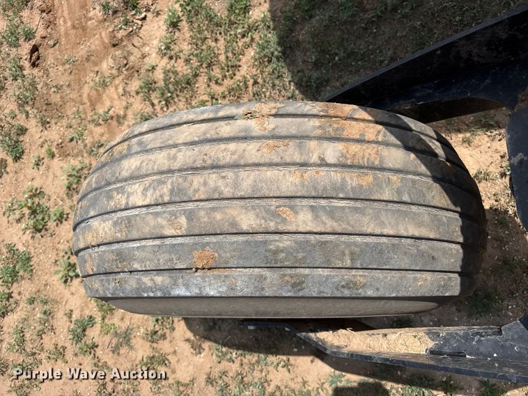 image for item FB6755 2022 Macdon M1240 swather / windrower