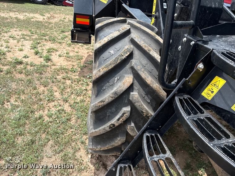 image for item FB6755 2022 Macdon M1240 swather / windrower