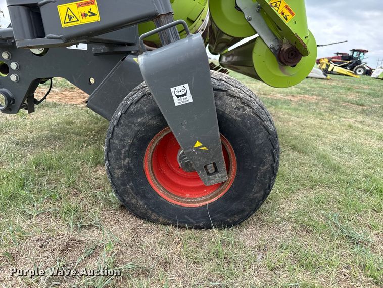 image for item FB6761 Claas 380 pickup head